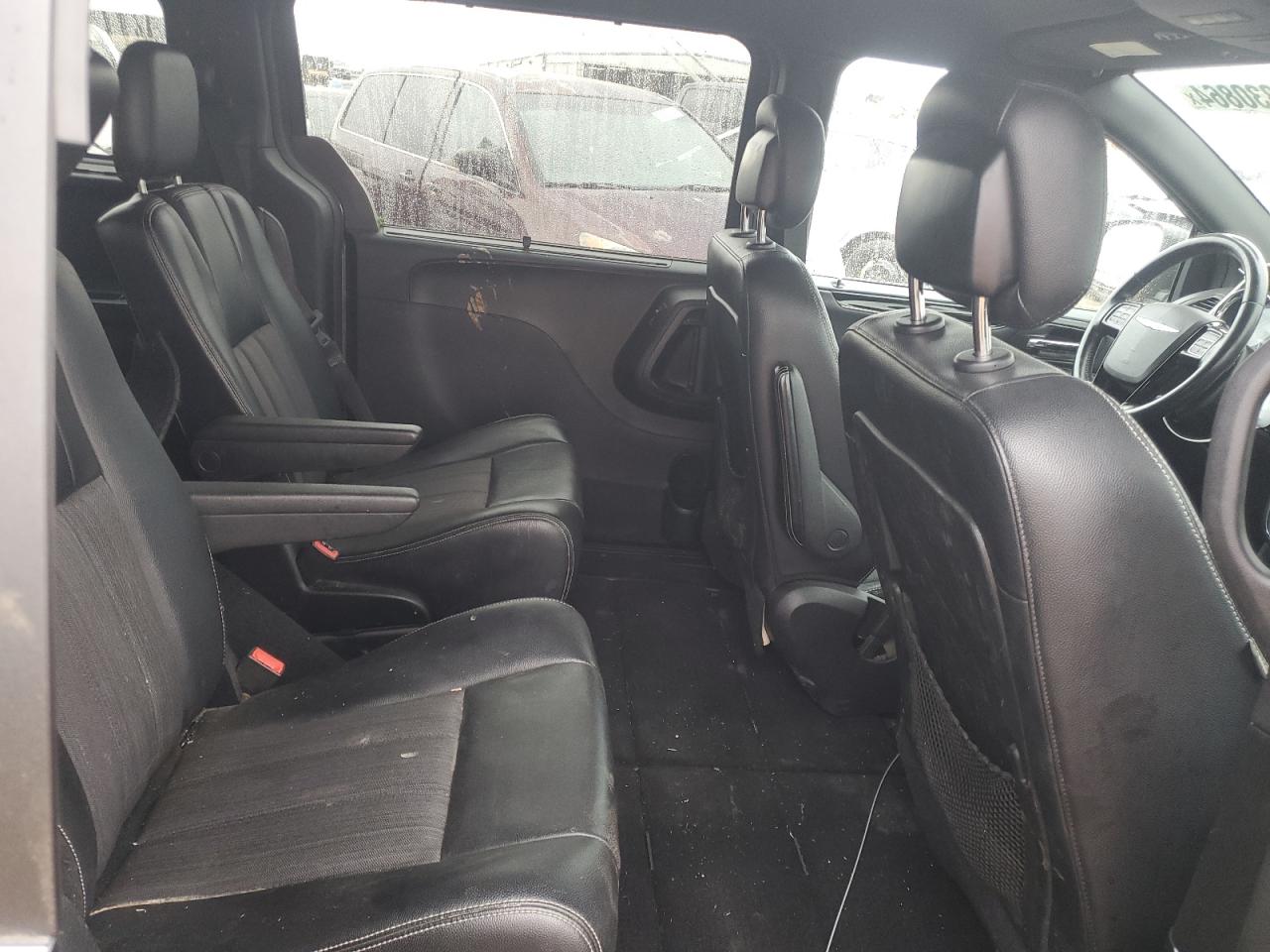 2015 Chrysler Town & Country - Image 11