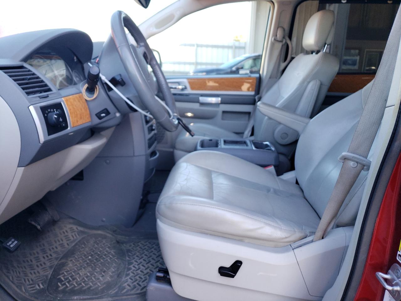 2010 Chrysler Town & Country - Image 7