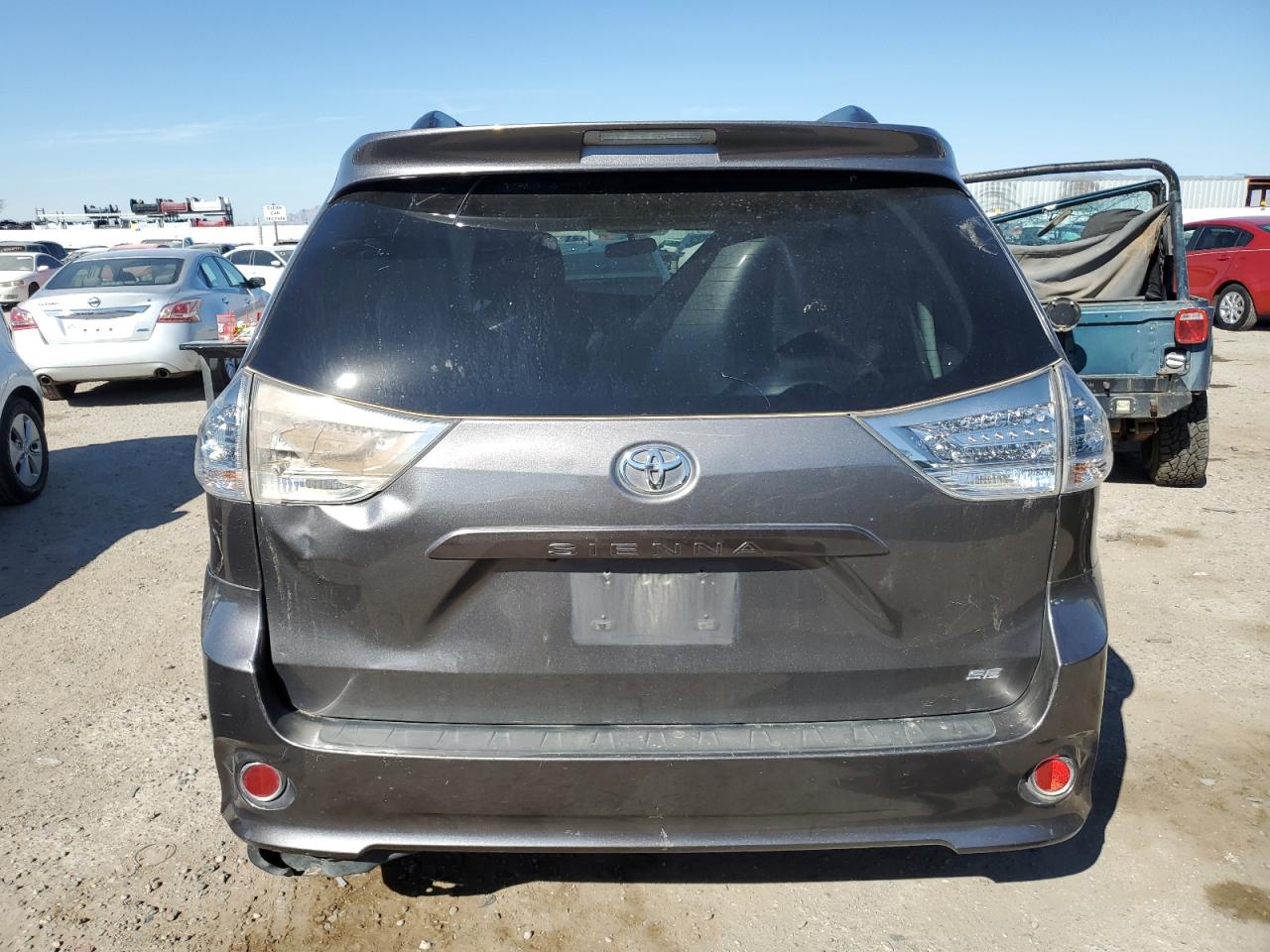 VIN 5TDXZ3DC4HS899772 2017 TOYOTA SIENNA no.6