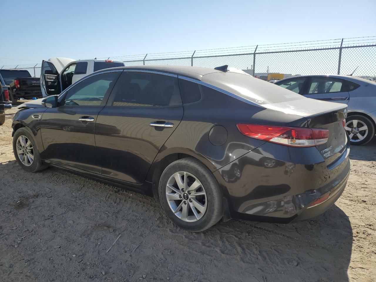 VIN KNAGT4L37J5239713 2018 KIA OPTIMA no.2