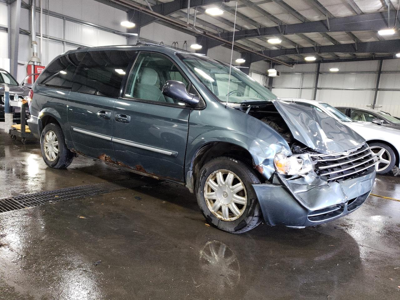 2005 Chrysler Town & Country - Image 4