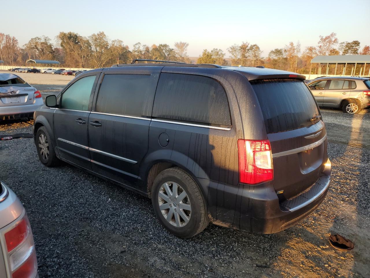 2014 Chrysler Town & Country - Image 2