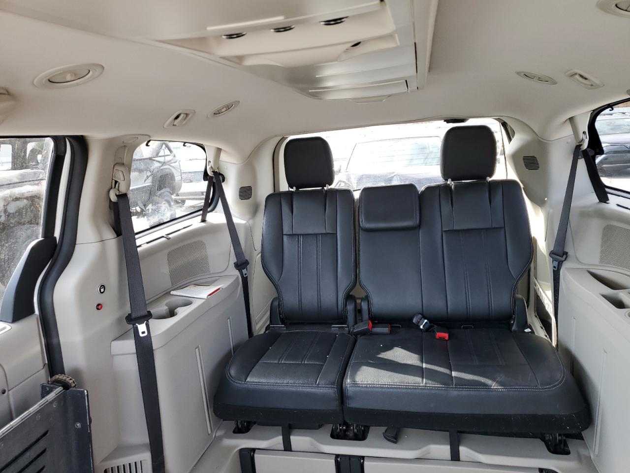 2016 Chrysler Town & Country - Image 10
