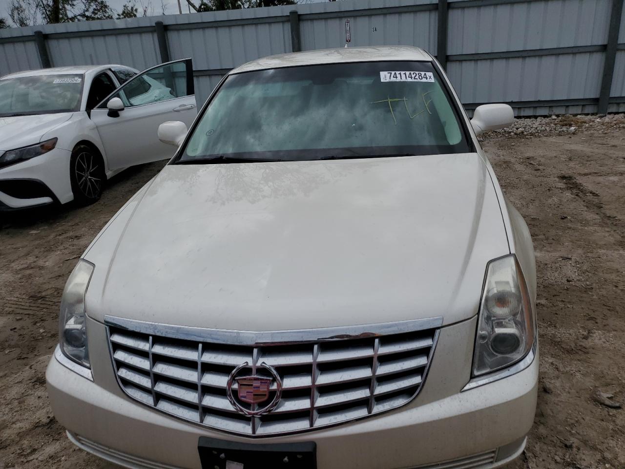 2009 Cadillac DTS - Image 5