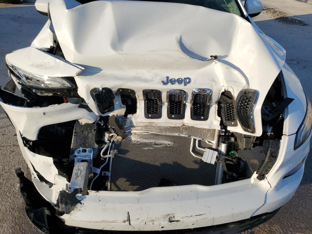 2017 Jeep Grand Cherokee - Image 12