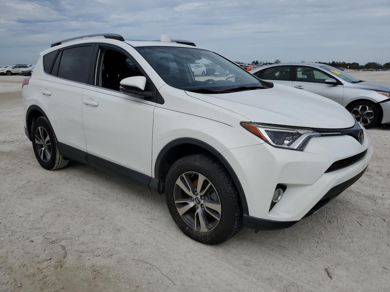 VIN JTMWFREV6HJ138424 2017 TOYOTA RAV4 no.4