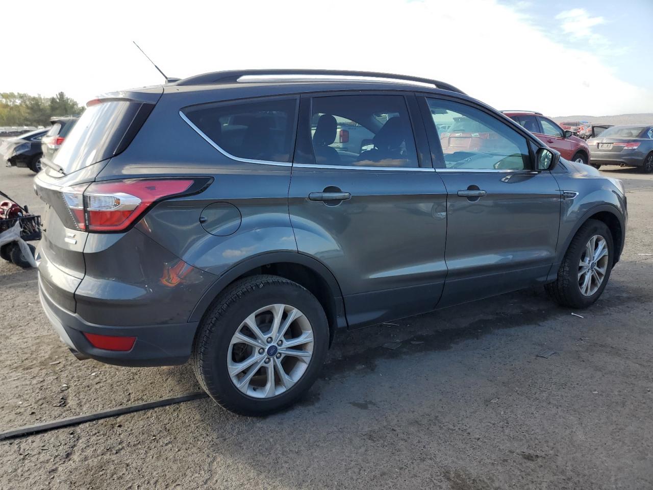 1FMCU0GD0JUB19053 2018 Ford Escape Se