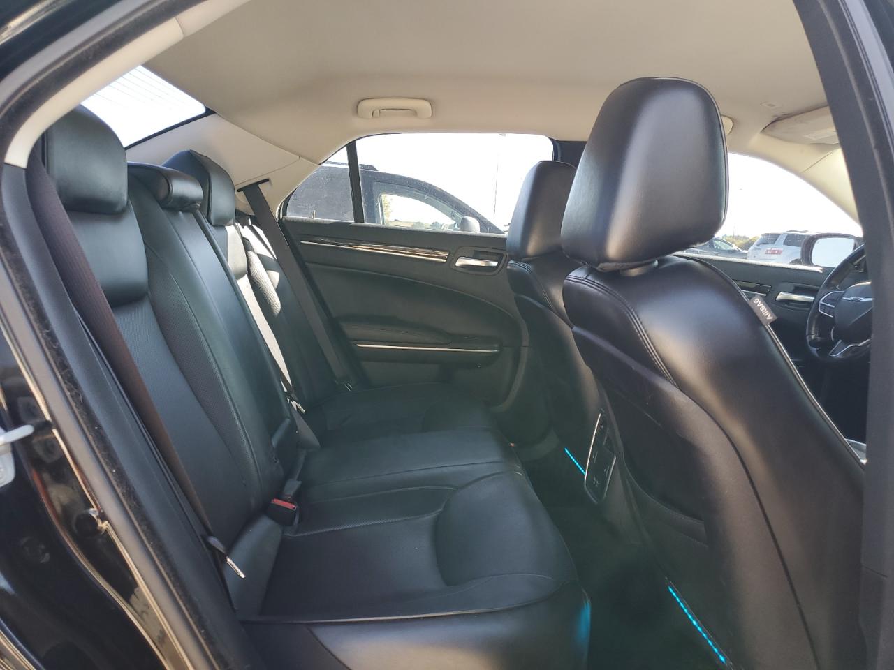 2019 Chrysler 300 - Image 10