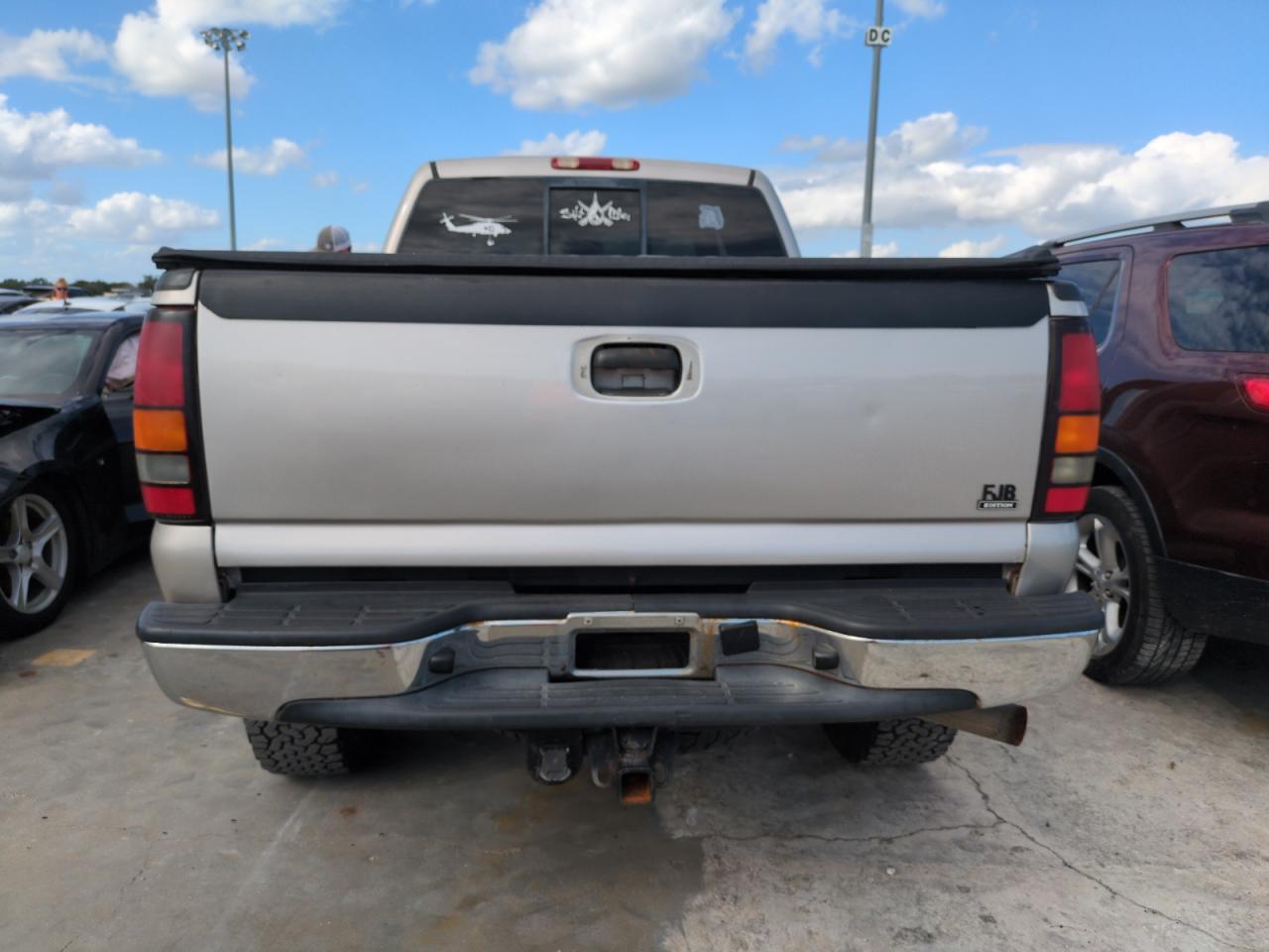 2005 GMC Sierra K2500 Heavy Duty VIN: 1GTHK23215F957828 Lot: 75952744