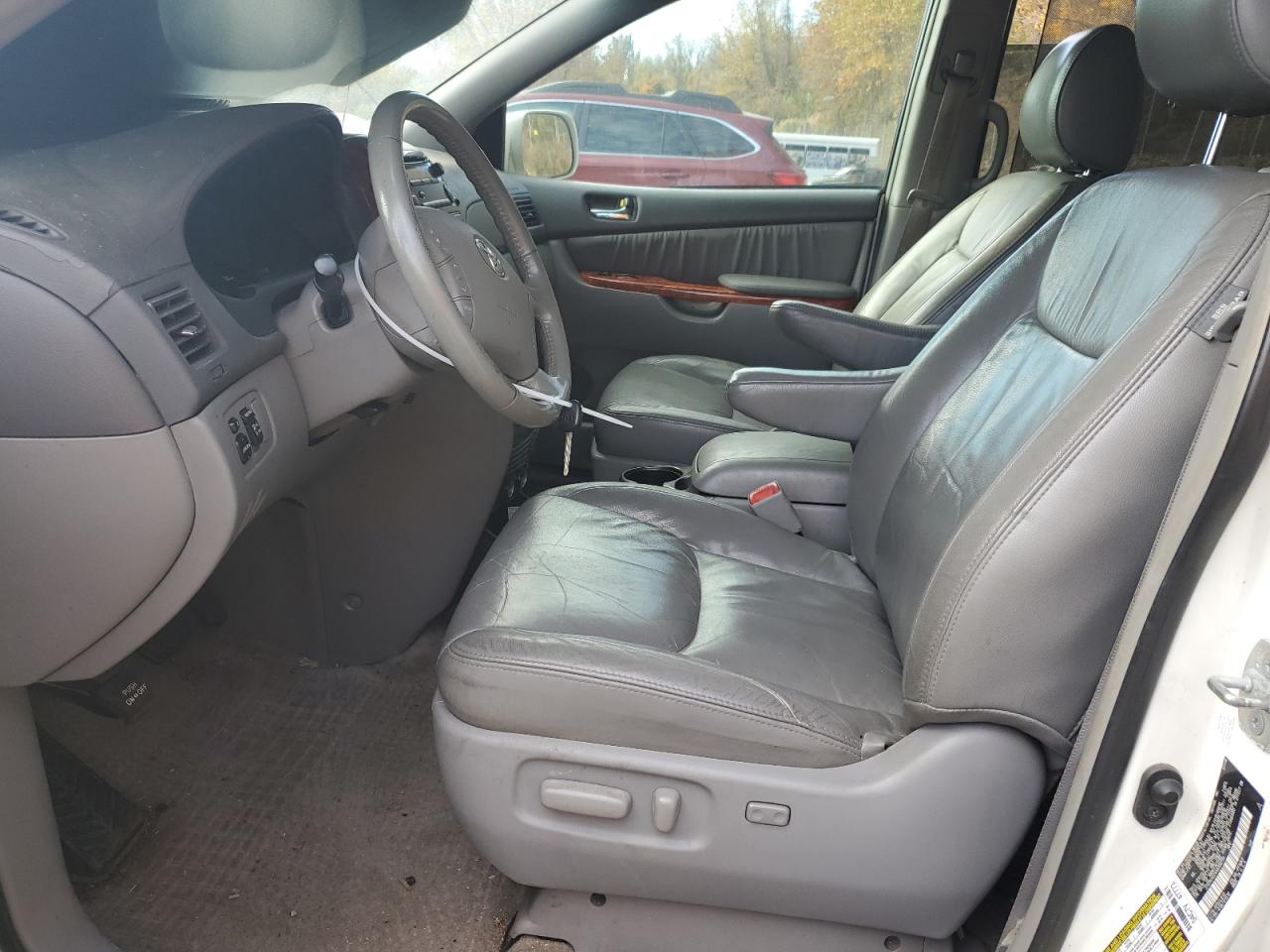 2010 Toyota Sienna - Image 7