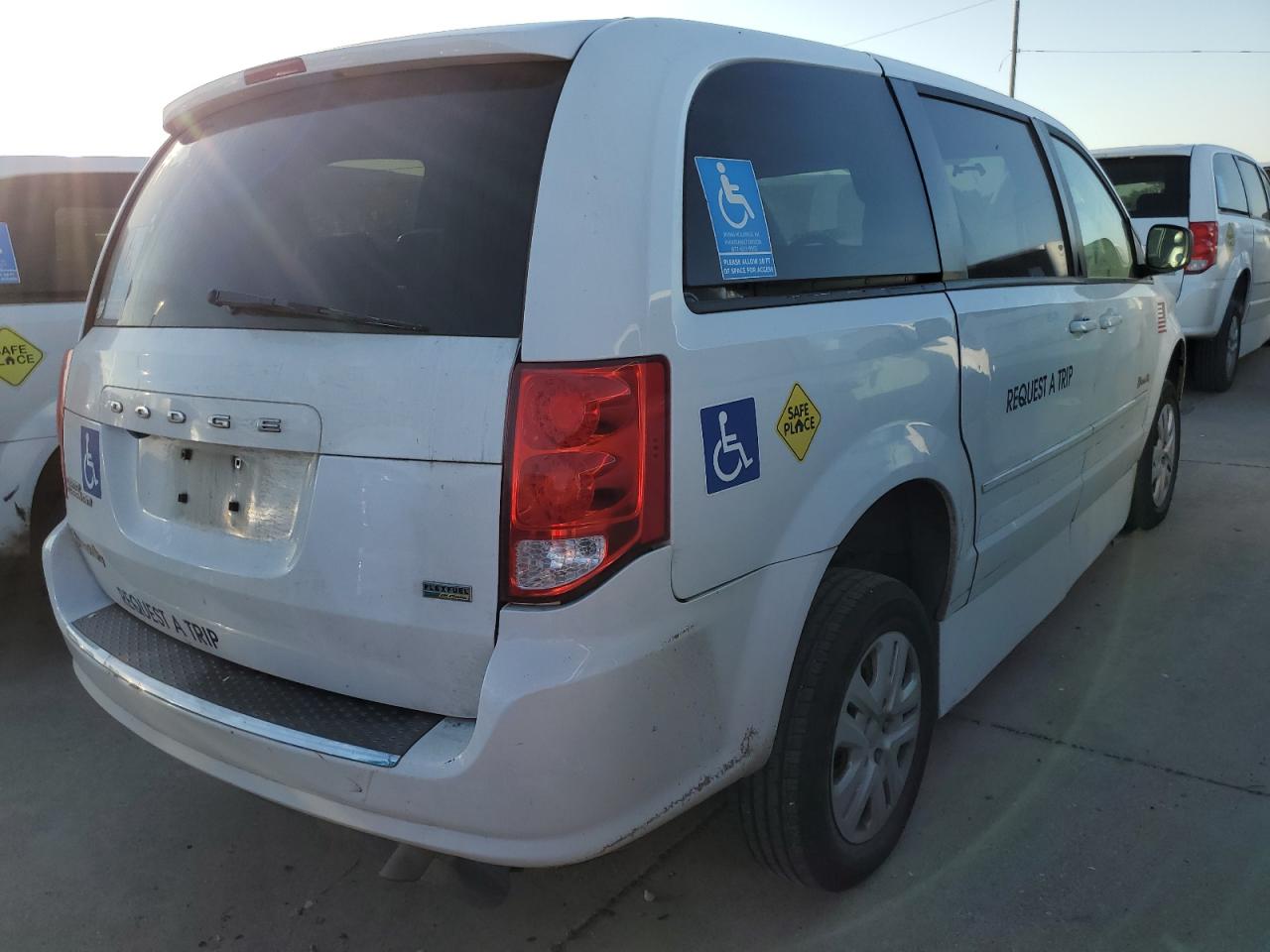 2017 Dodge Caravan - Image 3