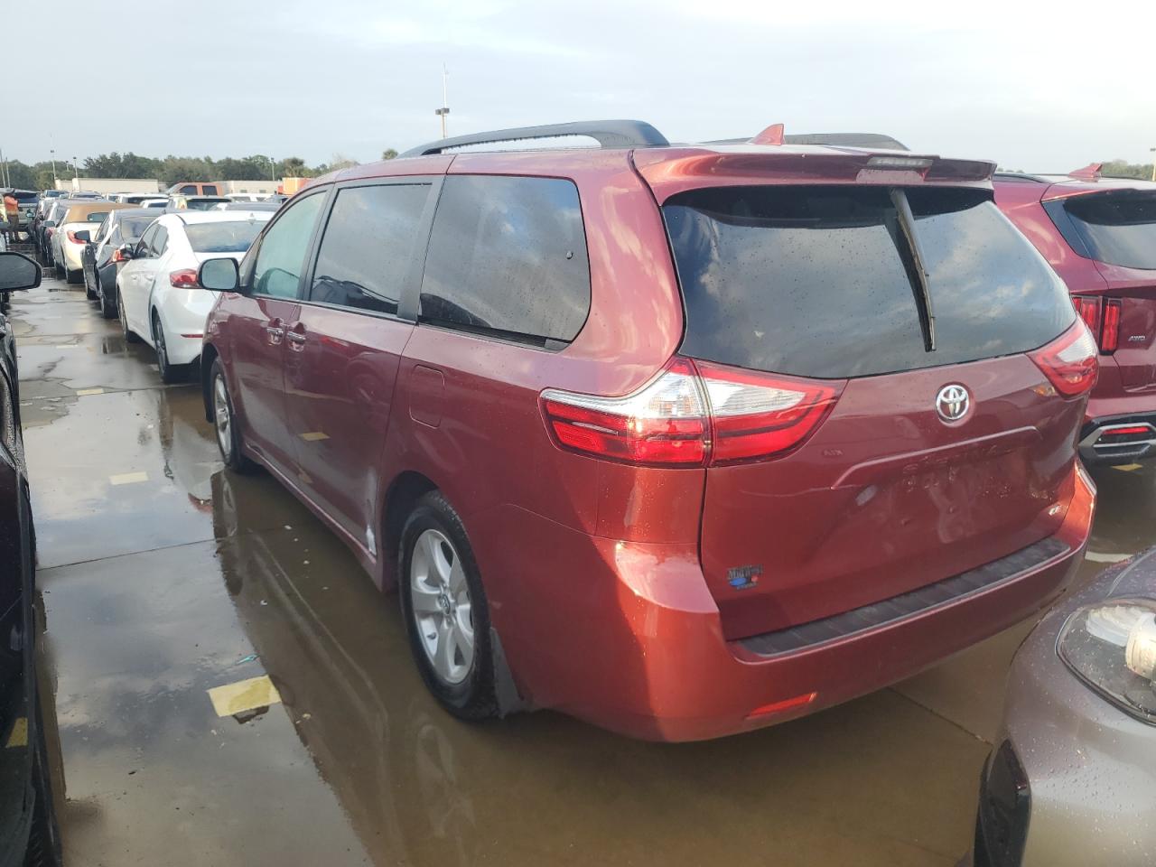 2019 Toyota Sienna - Image 2