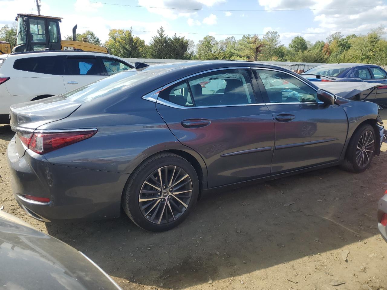 2022 Lexus ES - Image 3