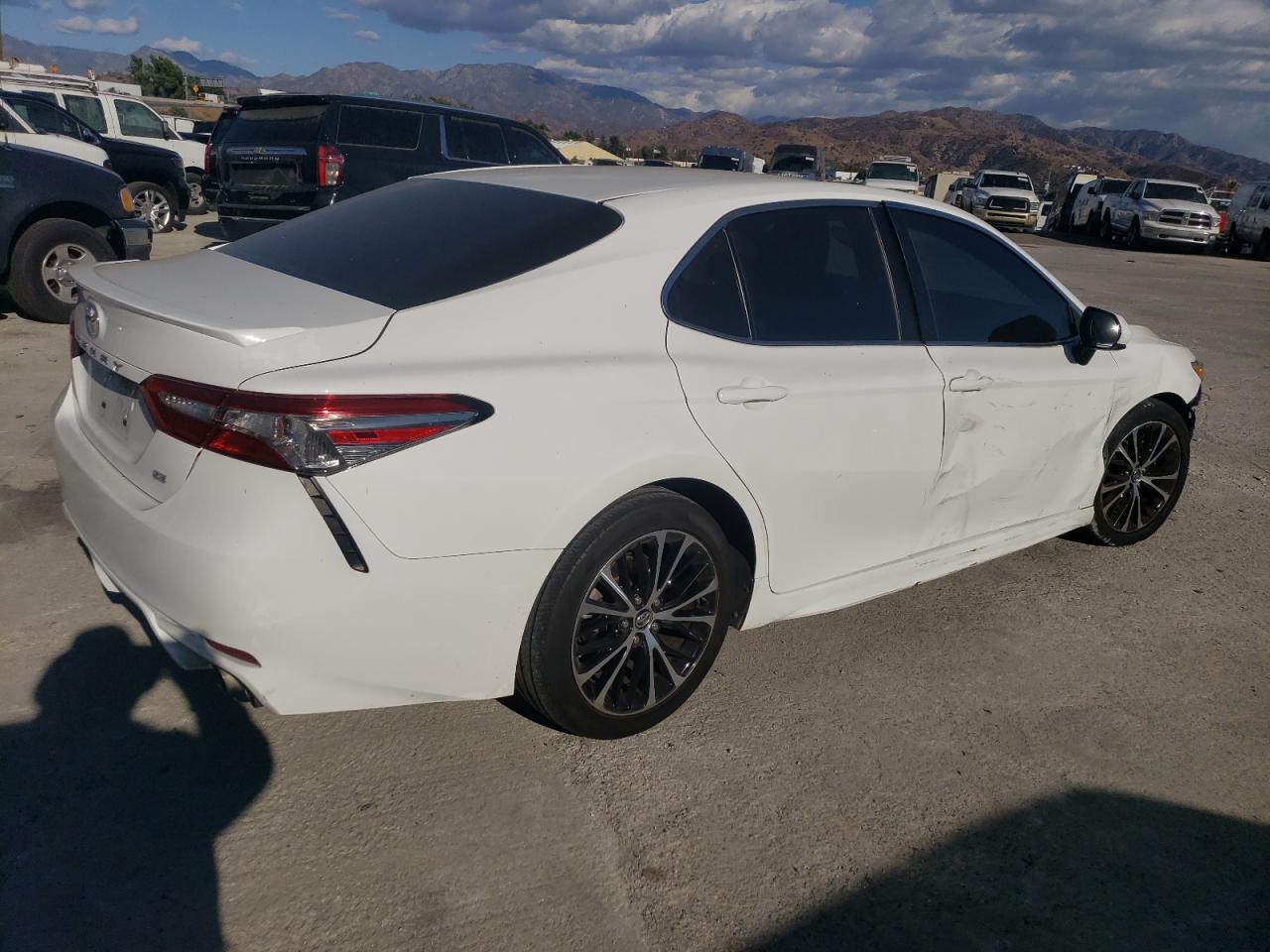 VIN 4T1B11HKXJU113445 2018 TOYOTA CAMRY no.3