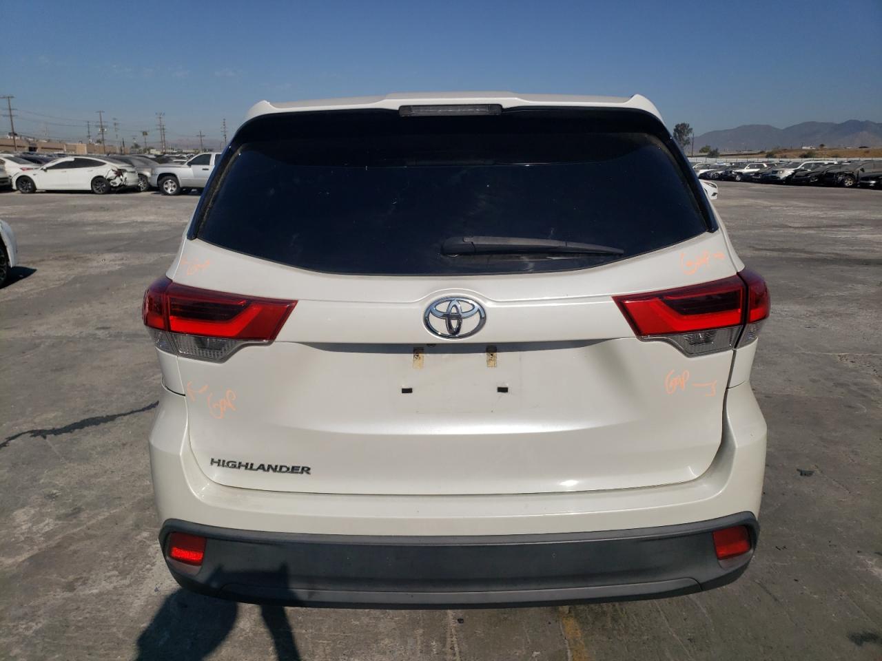 2018 Toyota Highlander Le VIN: 5TDZARFHXJS034323 Lot: 73564534