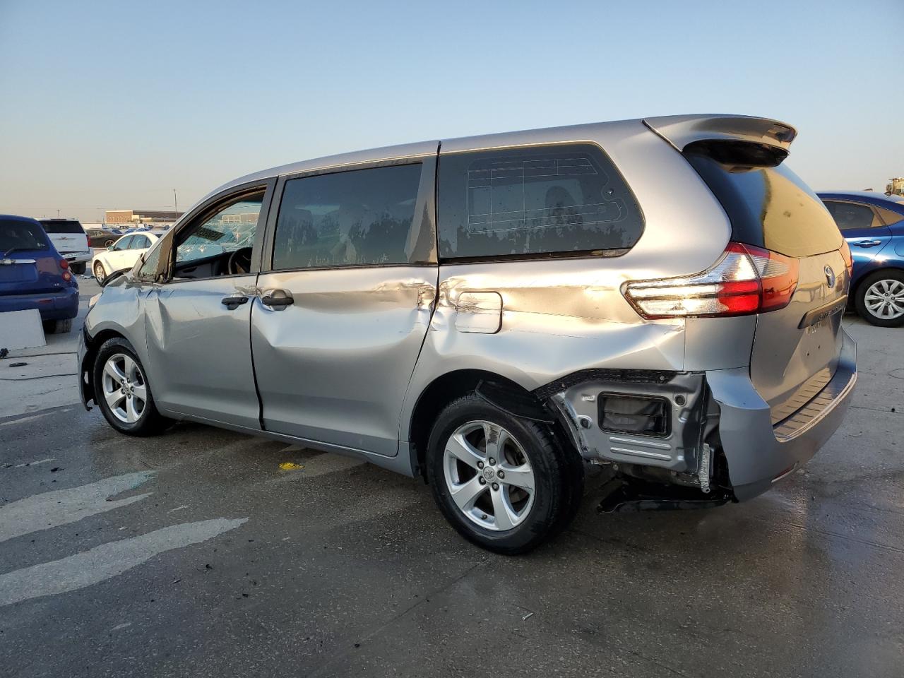 5TDZZ3DC1HS856189 2017 TOYOTA SIENNA - Image 2