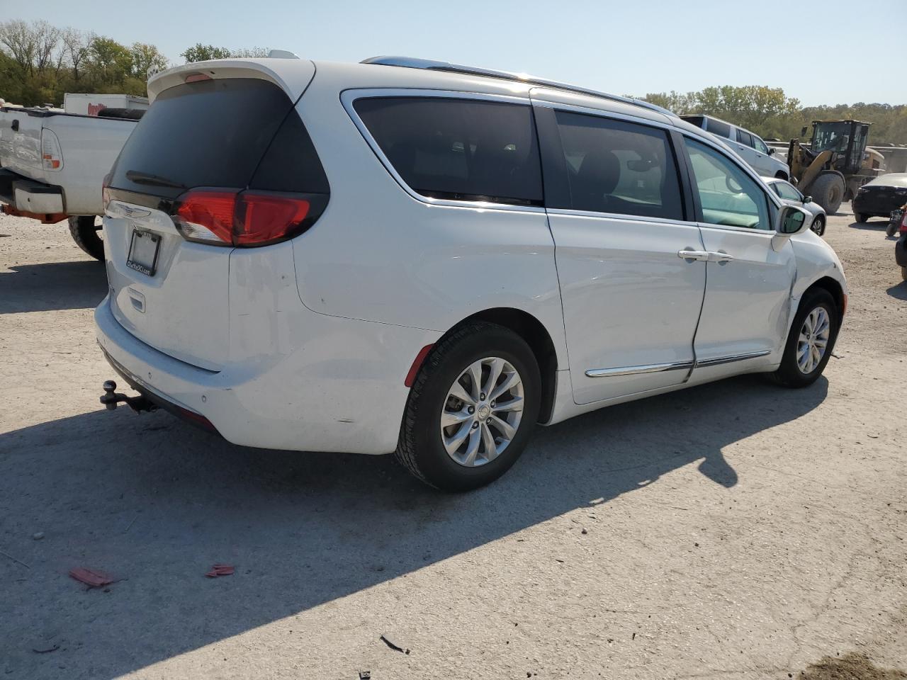 2018 Chrysler Pacifica - Image 3
