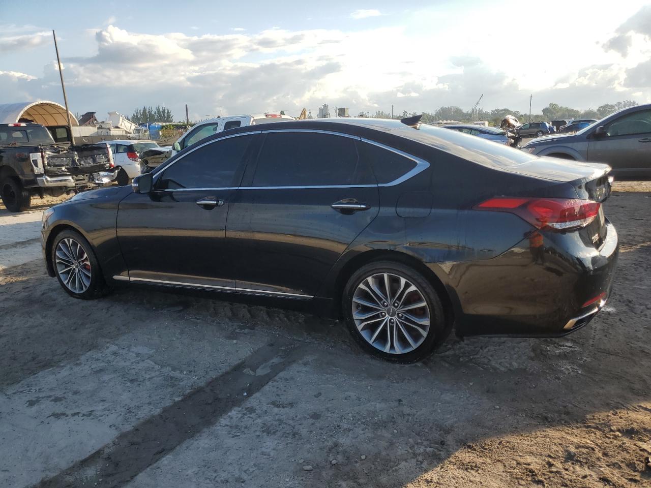 VIN KMHGN4JE5FU094097 2015 HYUNDAI GENESIS no.2