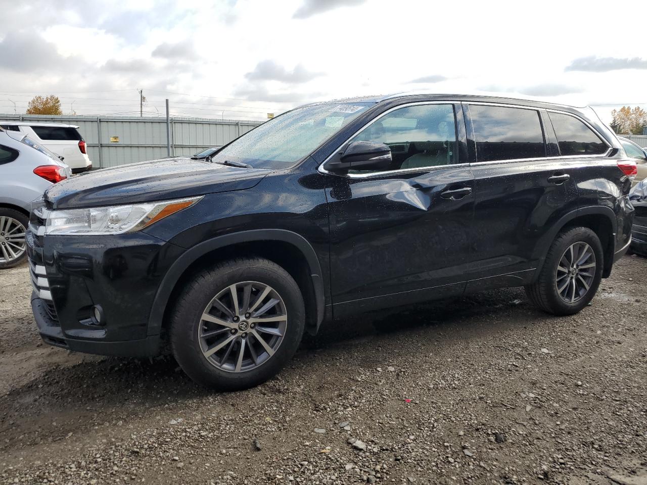 2017 Toyota Highlander Se for Sale in Dyer, IN - Side