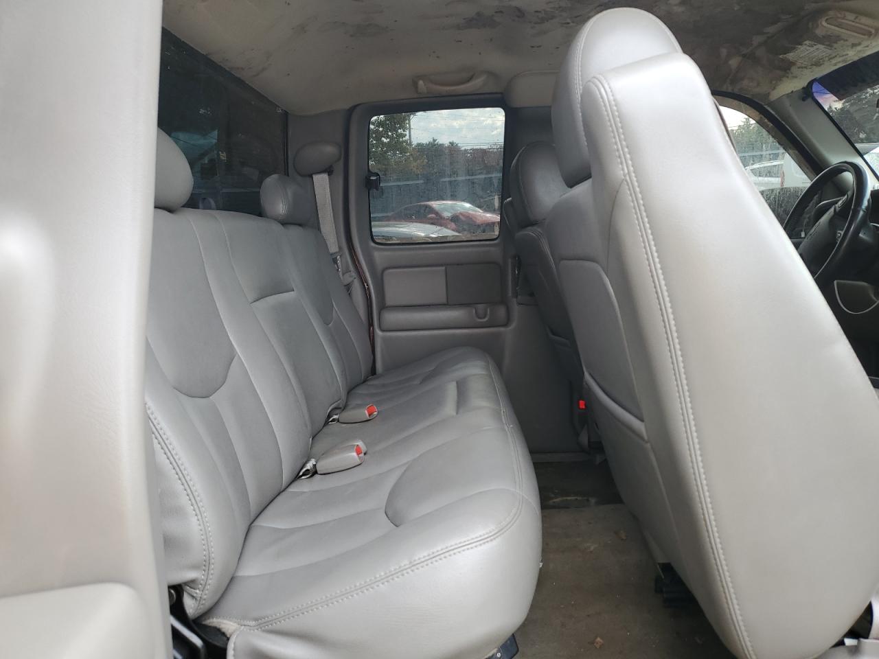 2003 Chevrolet Silverado - Image 10