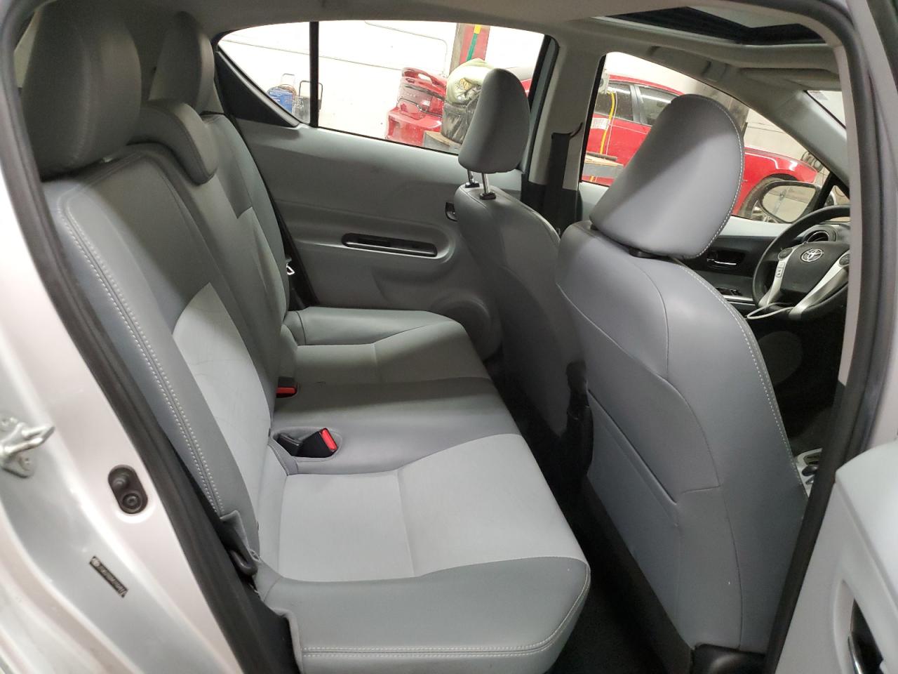 2012 Toyota Prius - Image 11