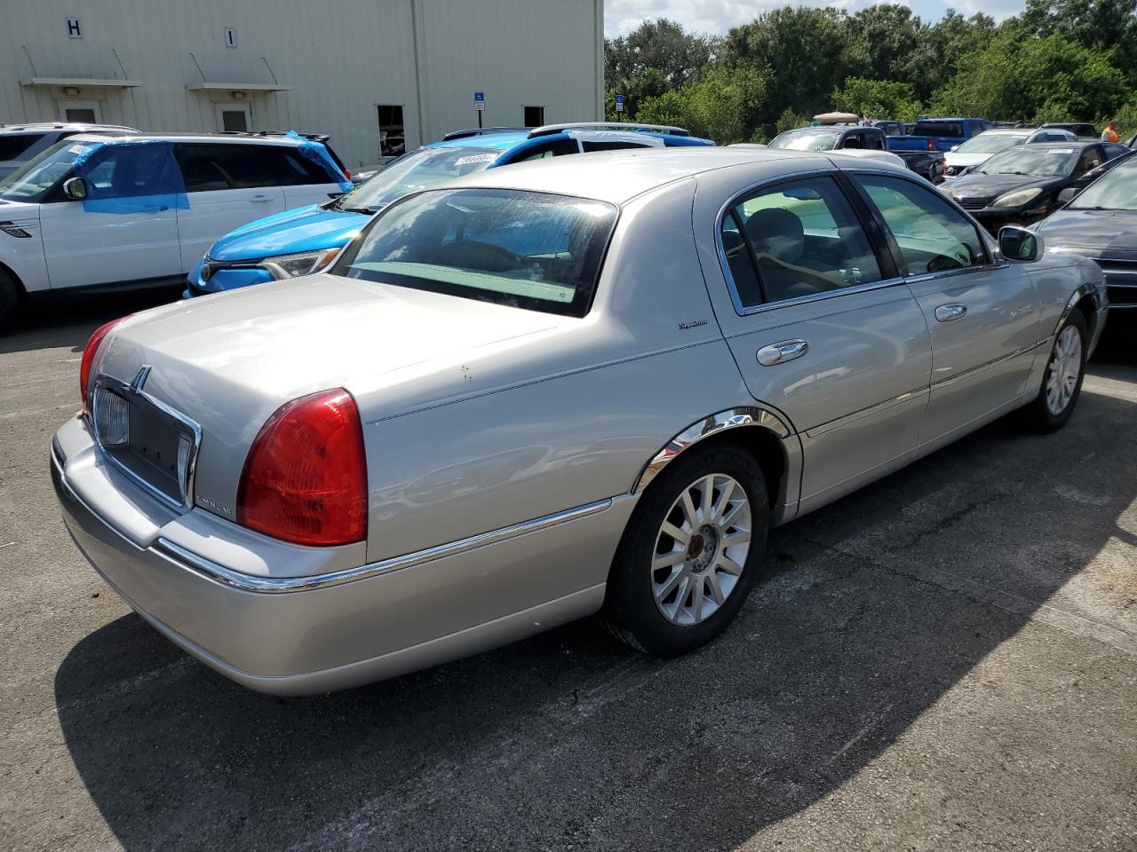 2006 Lincoln Town Car - Image 3