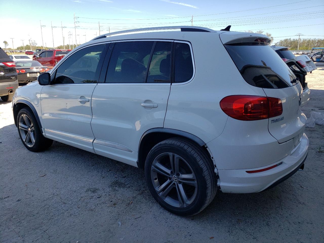 2017 Volkswagen Tiguan - Image 2