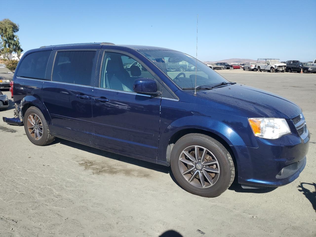 VIN 2C4RDGCG5HR638999 2017 DODGE CARAVAN no.4