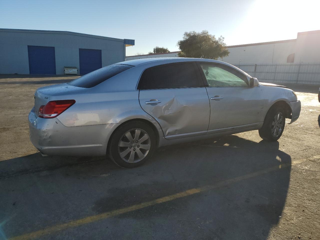 2005 Toyota Avalon - Image 3