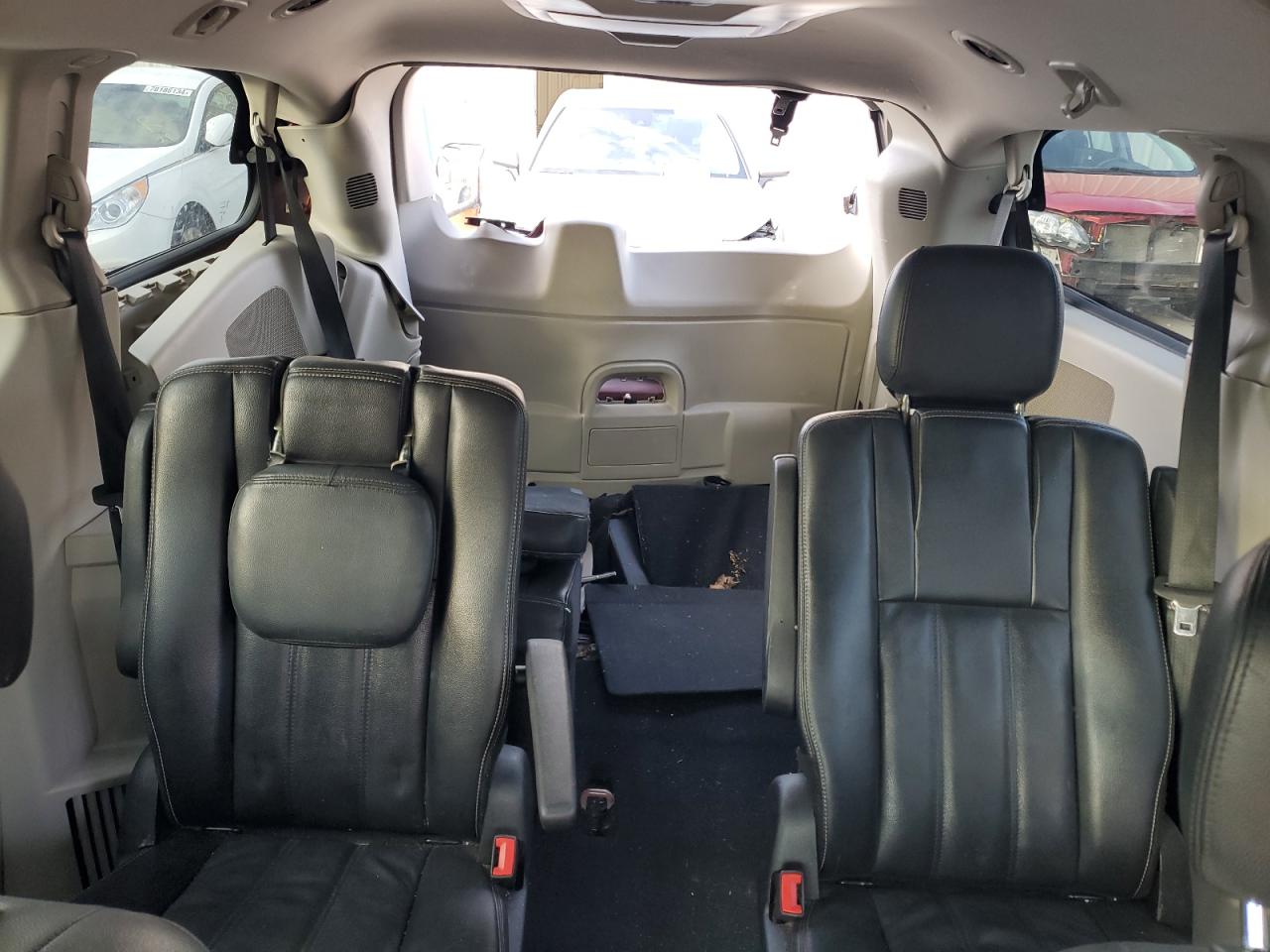 2013 Chrysler Town & Country - Image 10
