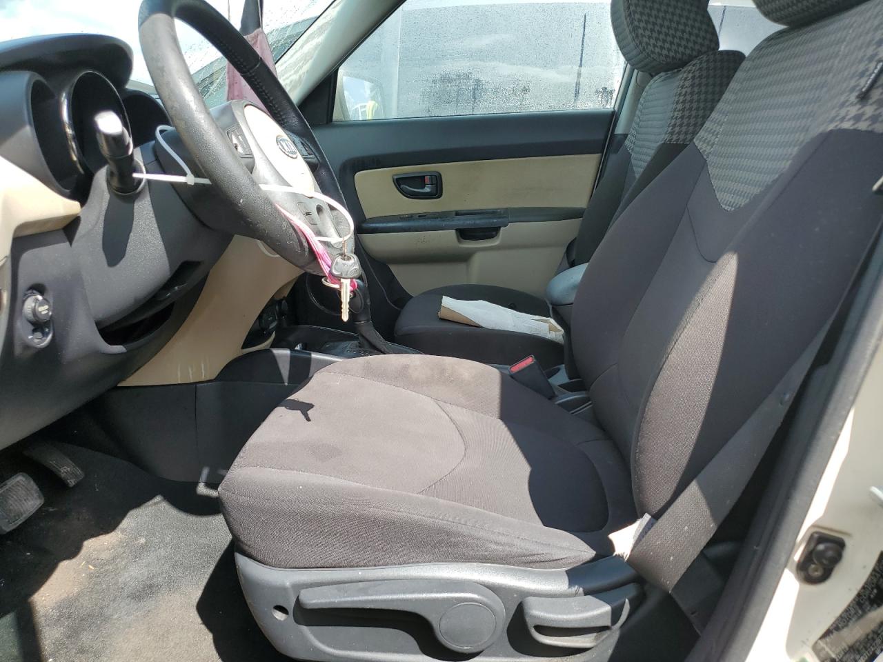 2011 Kia Soul + VIN: KNDJT2A22B7718313 Lot: 73831414