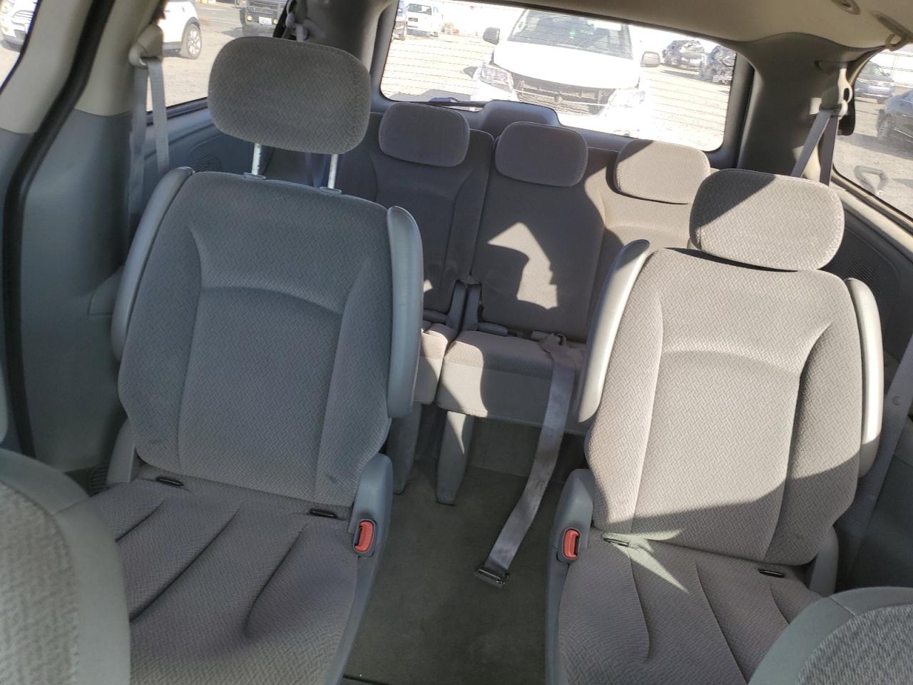 2006 Dodge Caravan - Image 10