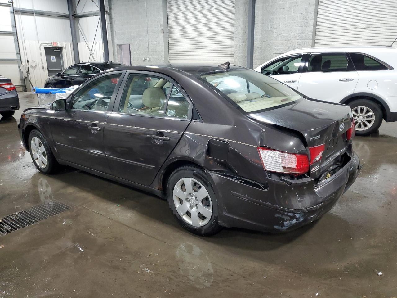 2009 Hyundai Sonata - Image 2