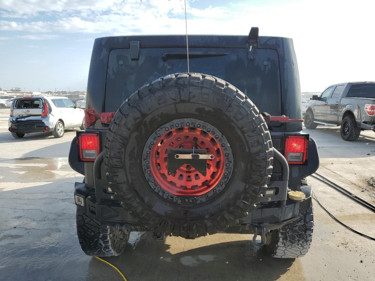 1C4BJWDG8JL812324 2018 Jeep Wrangler Unlimited Sport