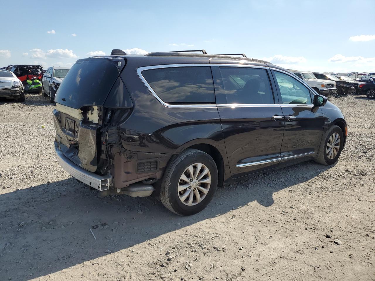 2017 Chrysler Pacifica - Image 3