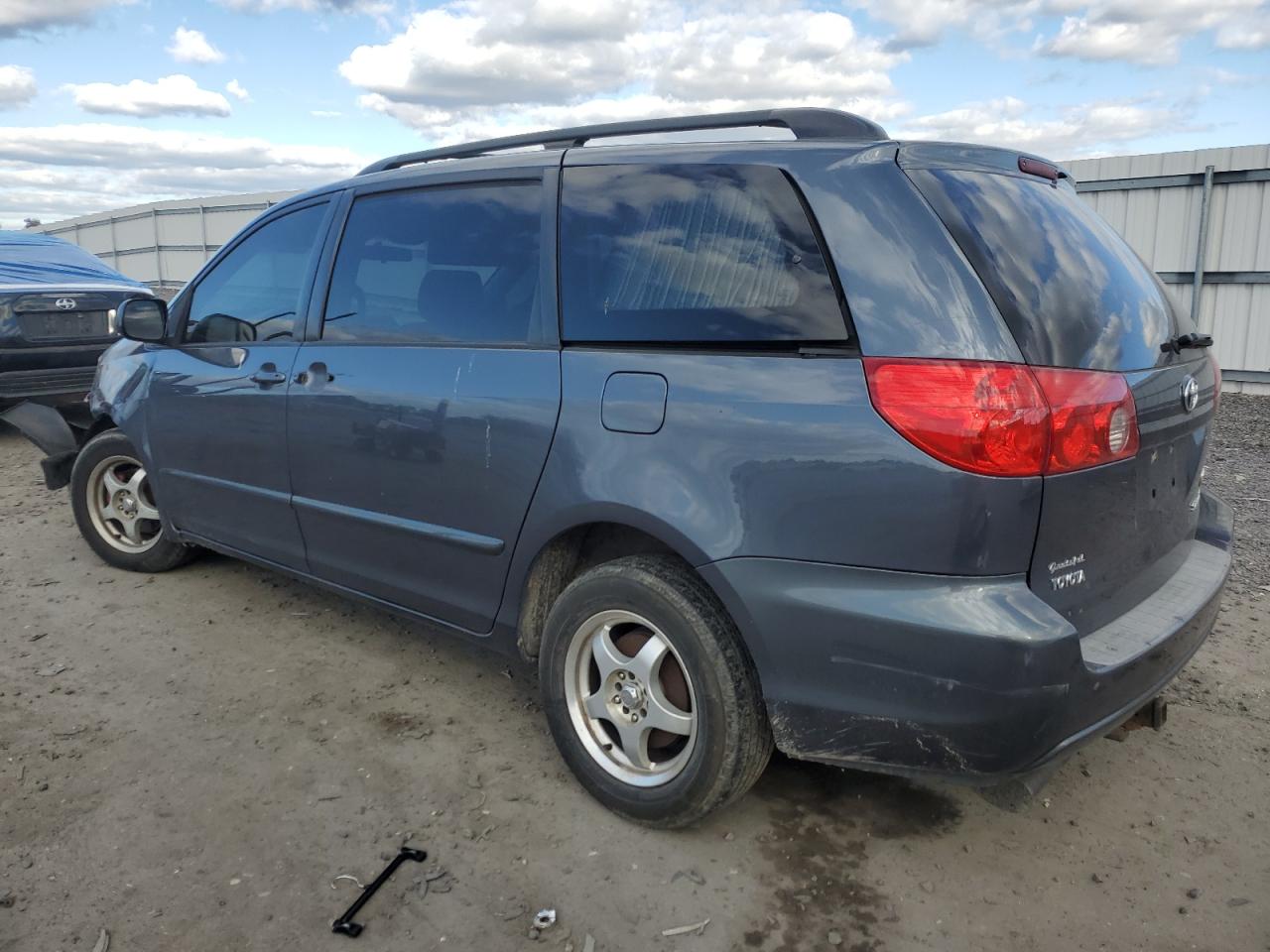 2006 Toyota Sienna - Image 2