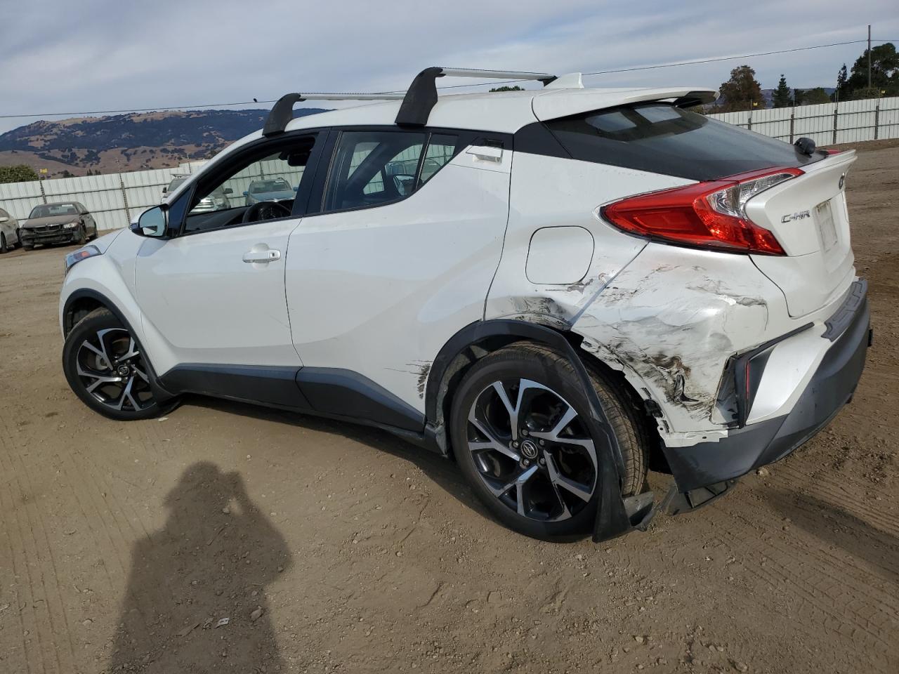 VIN NMTKHMBX8JR039967 2018 TOYOTA C-HR no.2