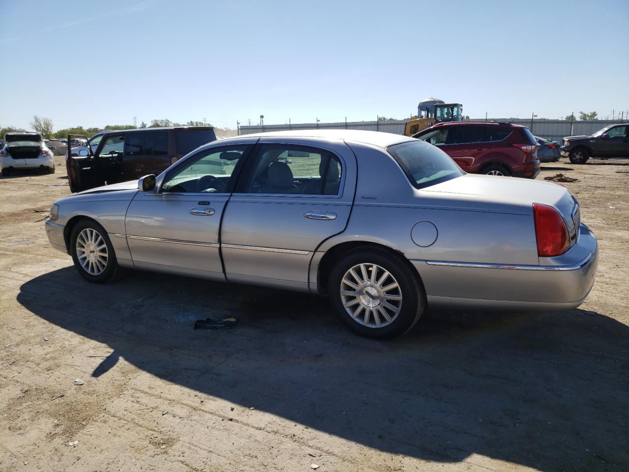 2003 Lincoln Town Car - Image 2