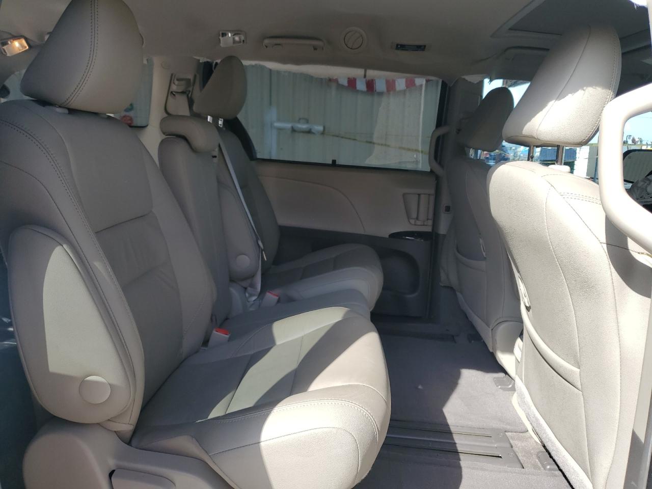2015 Toyota Sienna - Image 11