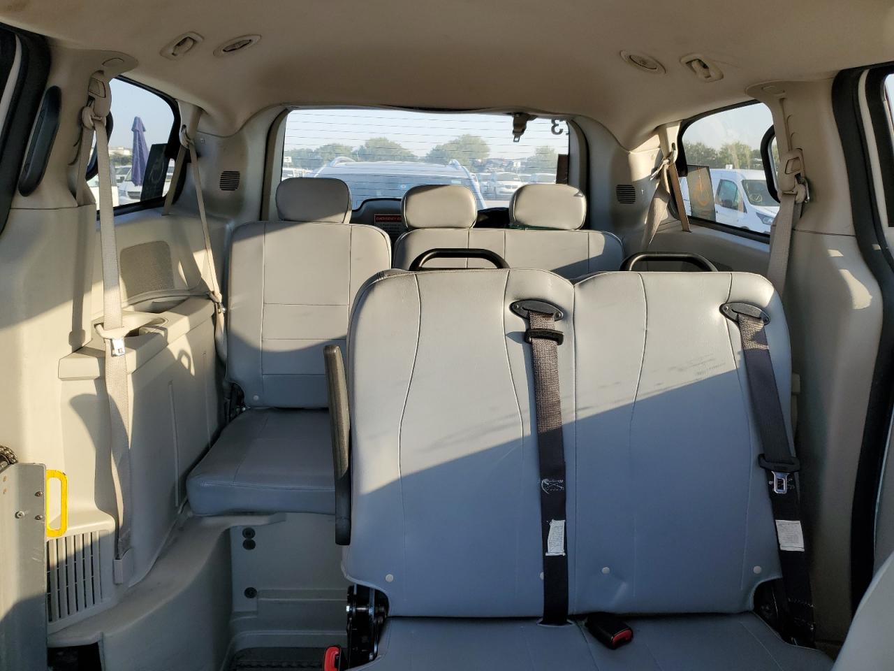 2017 Dodge Caravan - Image 10