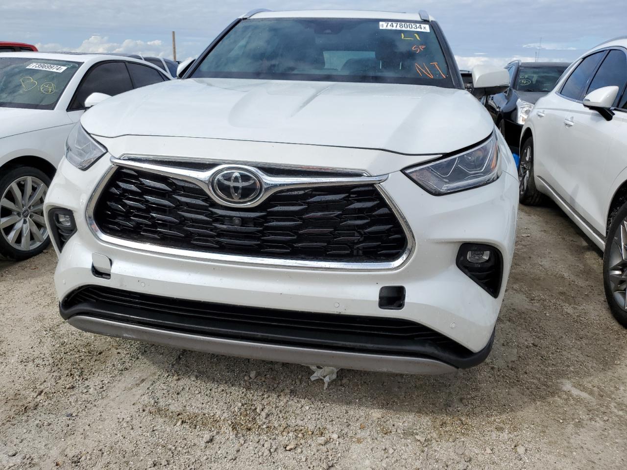 2022 Toyota Highlander - Image 5