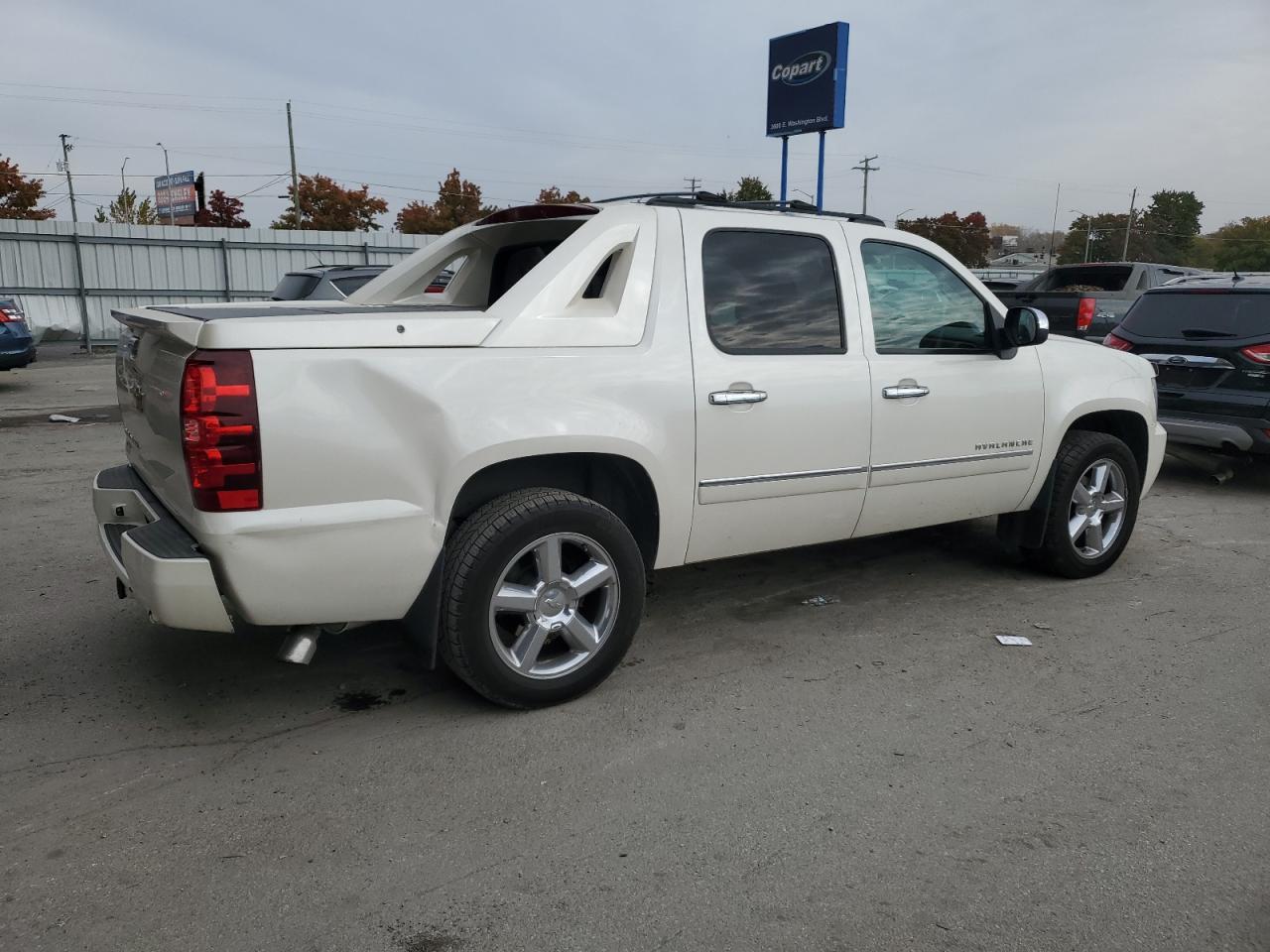 2012 Chevrolet Avalanche - Image 3
