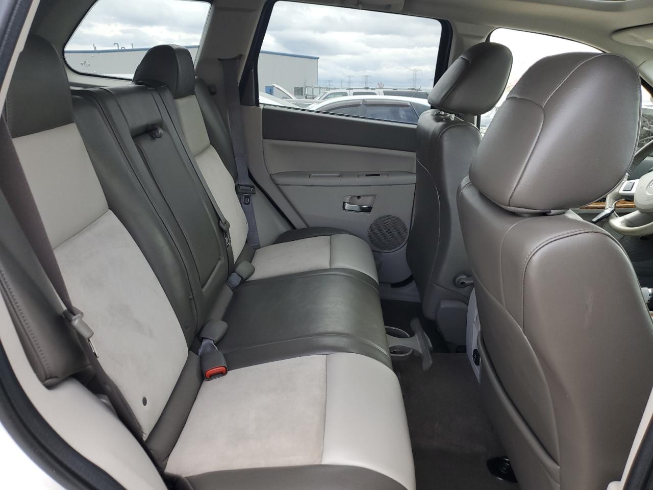 2010 Jeep Grand Cherokee - Image 10