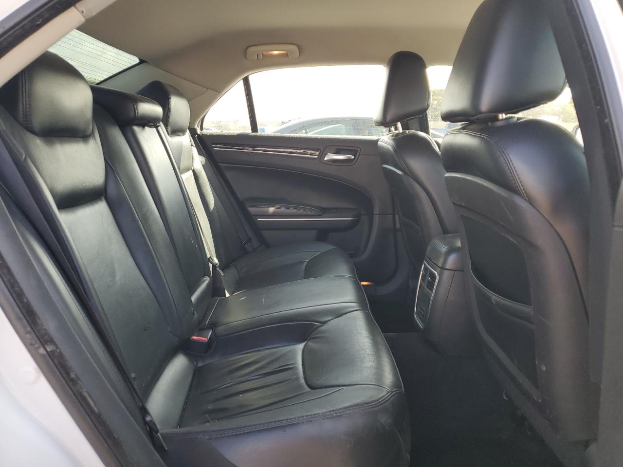 2015 Chrysler 300 - Image 10