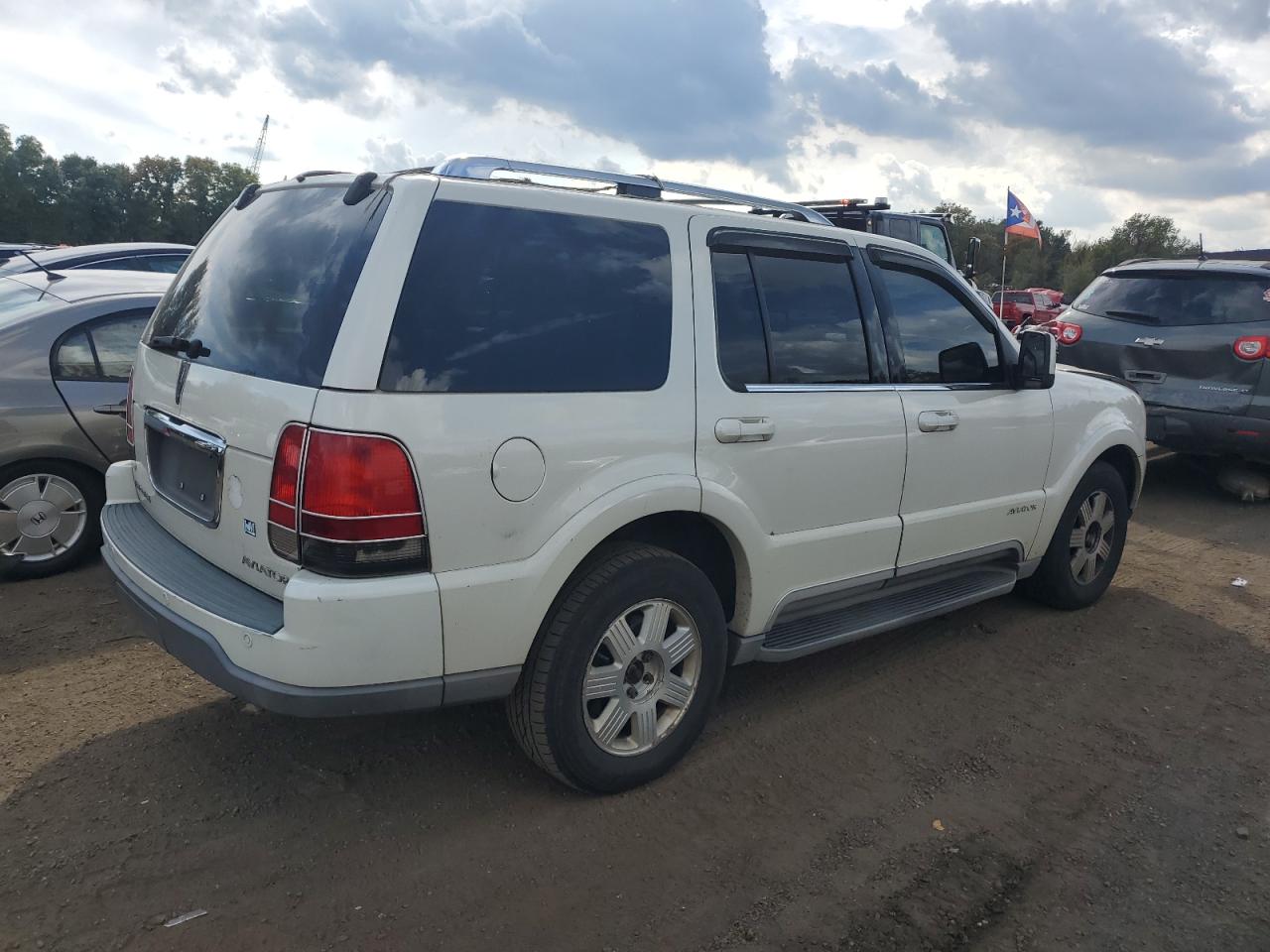 2004 Lincoln Aviator - Image 3