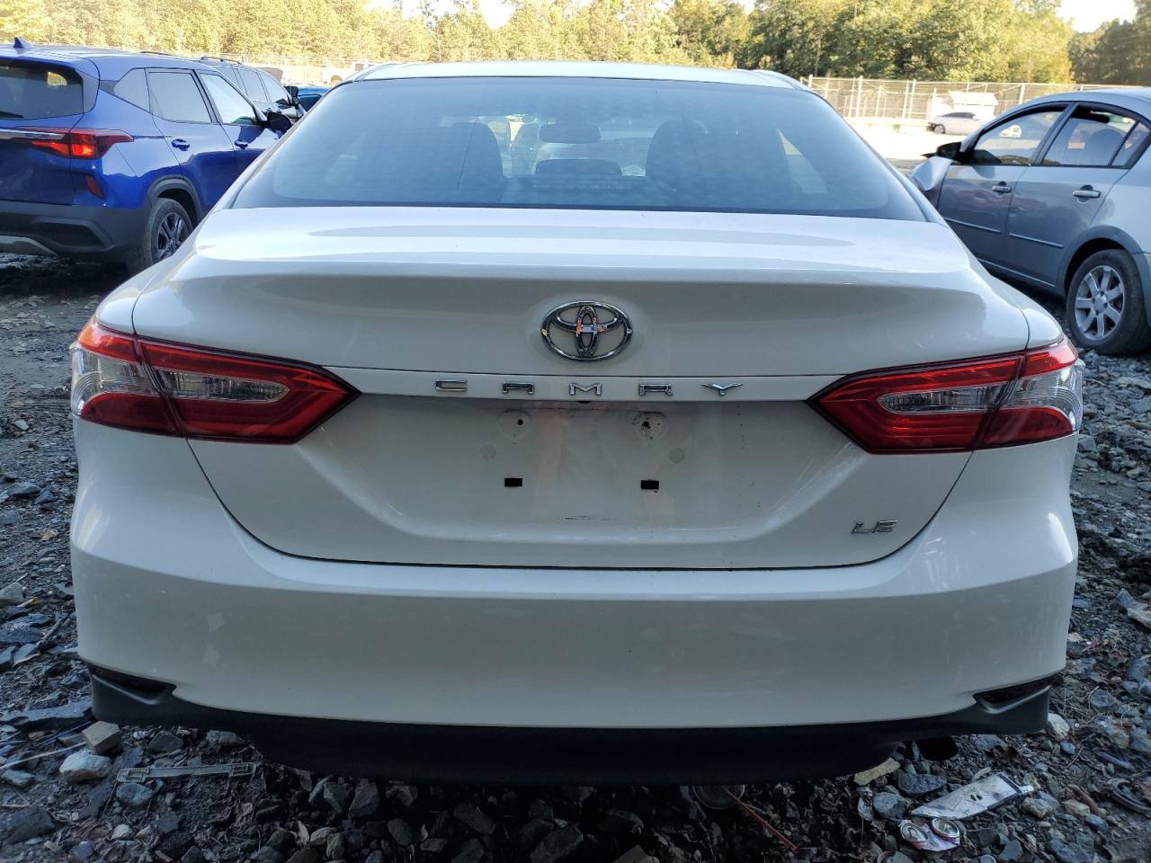 4T1B11HK0JU647327 2018 Toyota Camry L