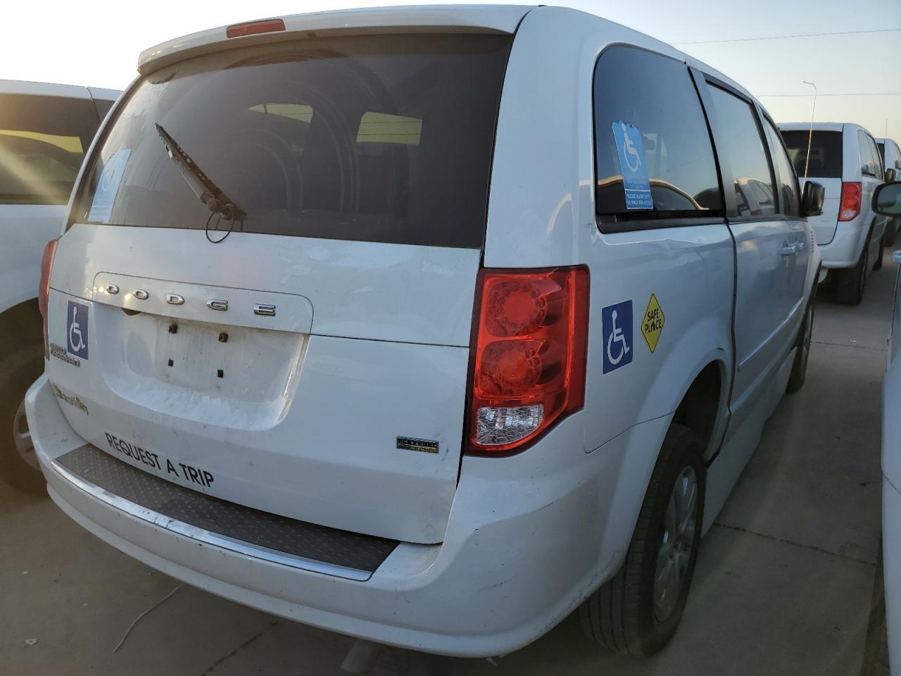 2017 Dodge Caravan - Image 3