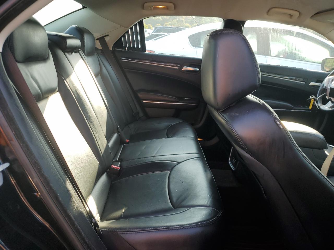 2016 Chrysler 300 - Image 10