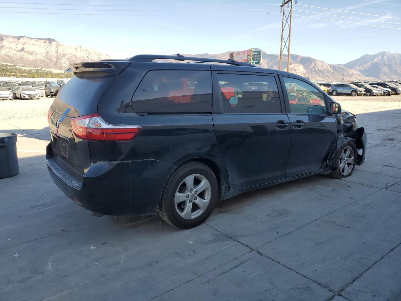 VIN 5TDKZ3DC7HS848888 2017 TOYOTA SIENNA no.3