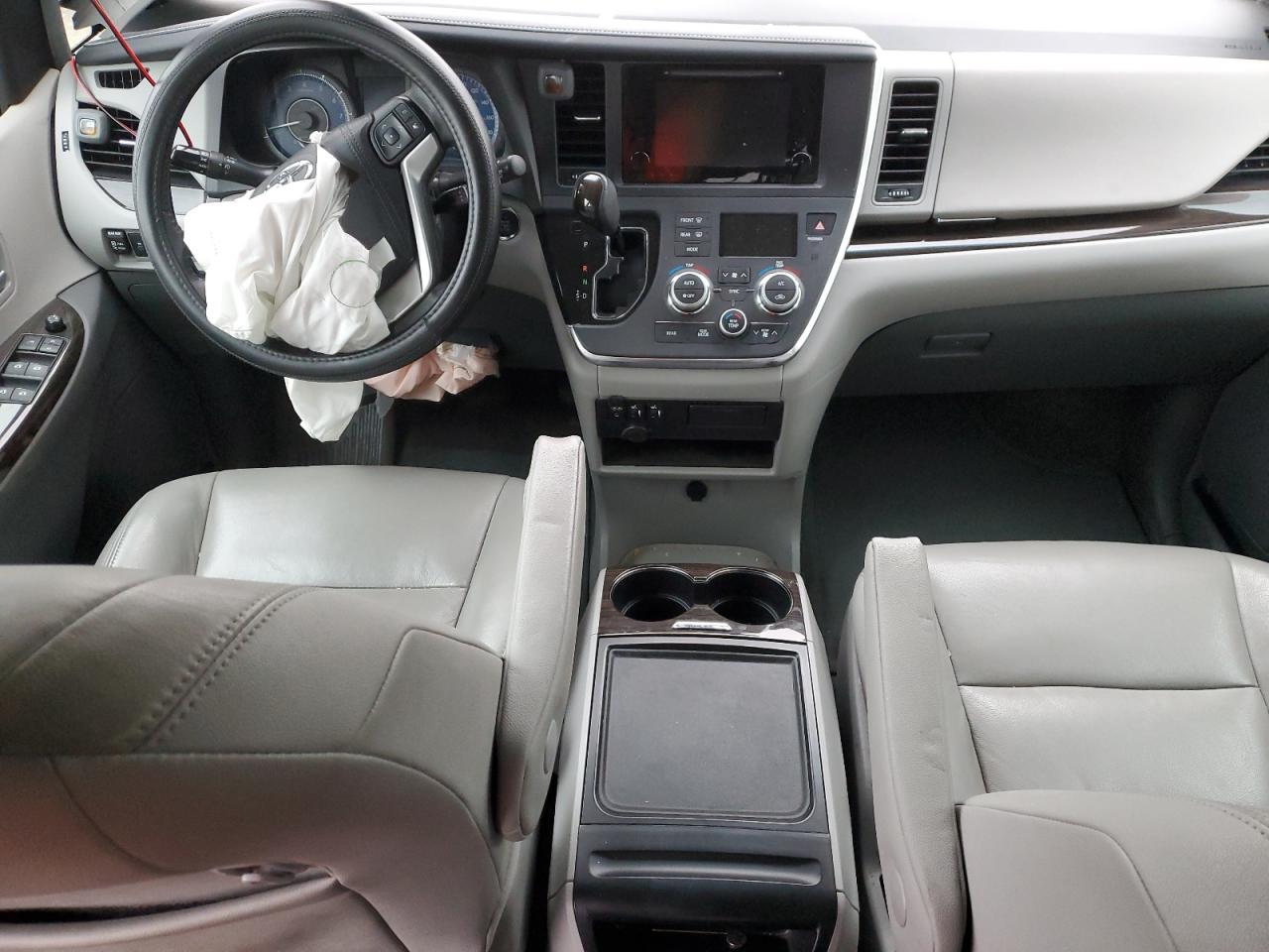 2017 Toyota Sienna - Image 8